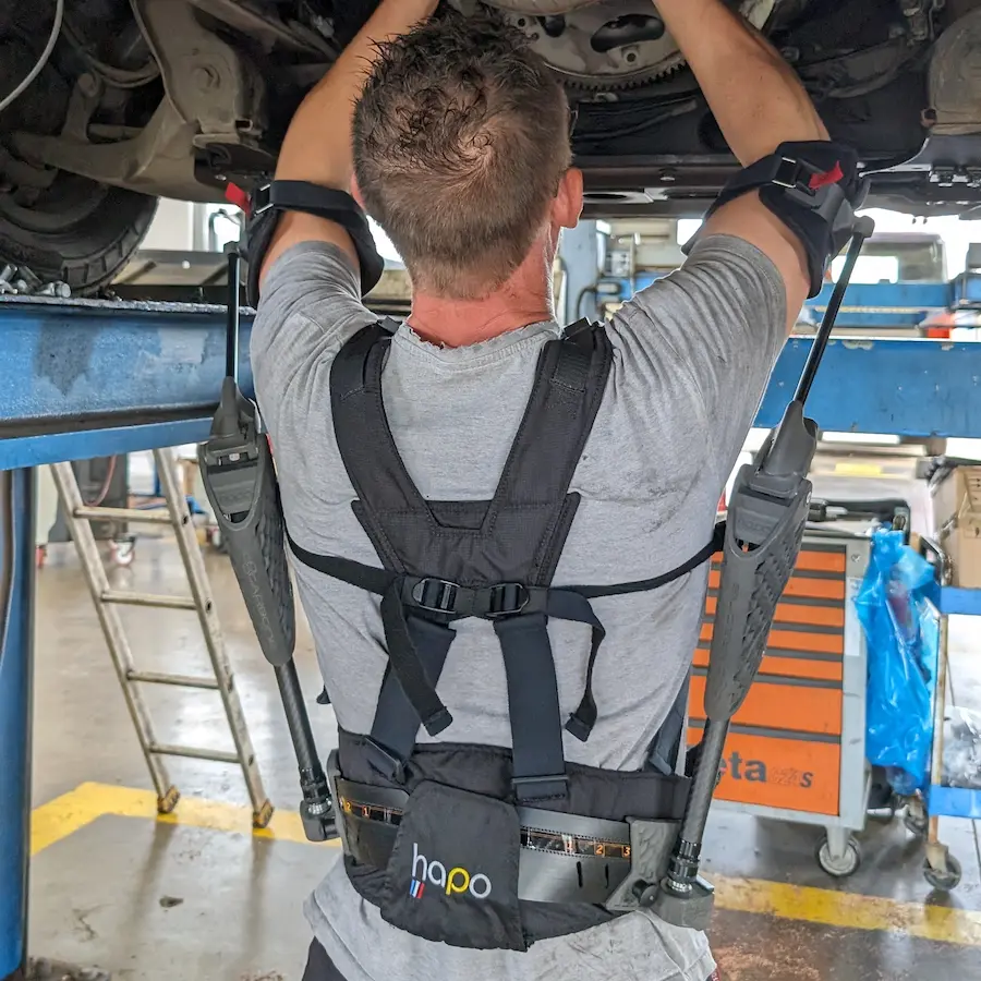 Exosquelette Hapo UP sur un mécanicien